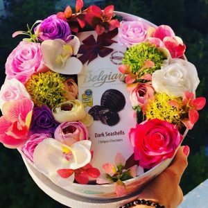 Cutie cadou flori și ciocolată
